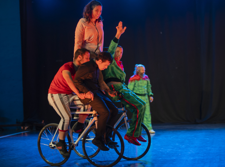 El Escalante rompe barreras con el circo inclusivo y multidisciplinar de ‘De tu a tu’ en el Teatro Principal