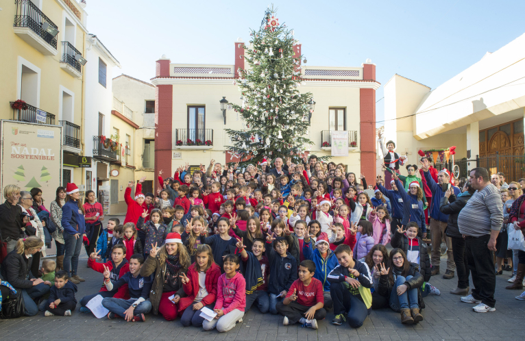 Els escolars de Beniarjó decoren l’arbre de Nadal amb 927 residus reutilitzats