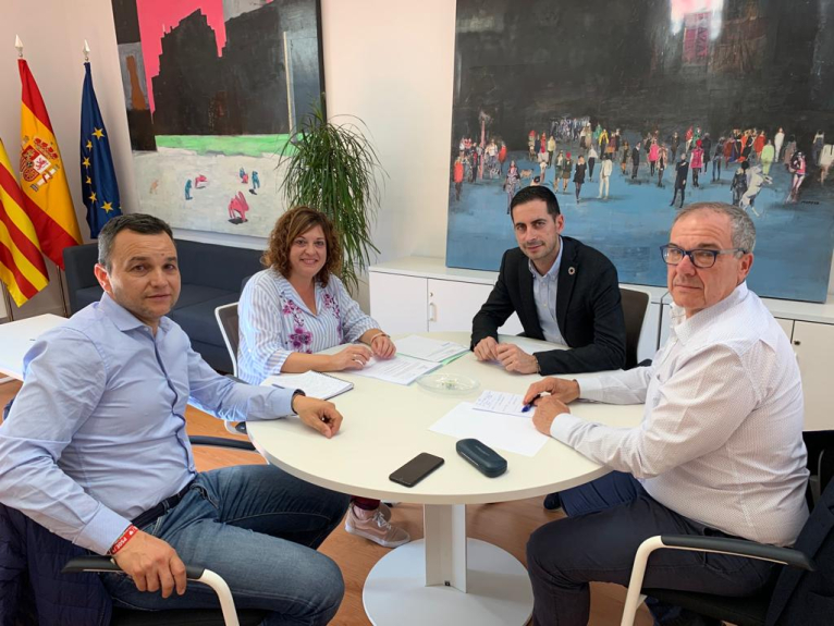 El diputat de Cooperació i Cohesió Territorial, Carlos Fernández Bielsa, rep a l'alcalde de Chera