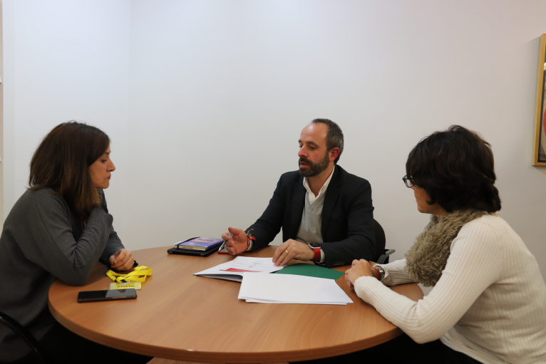 El diputat de Desenvolupament Rural, Ramiro Rivera, rep a l'alcaldessa de Calles, Mª Consuelo García