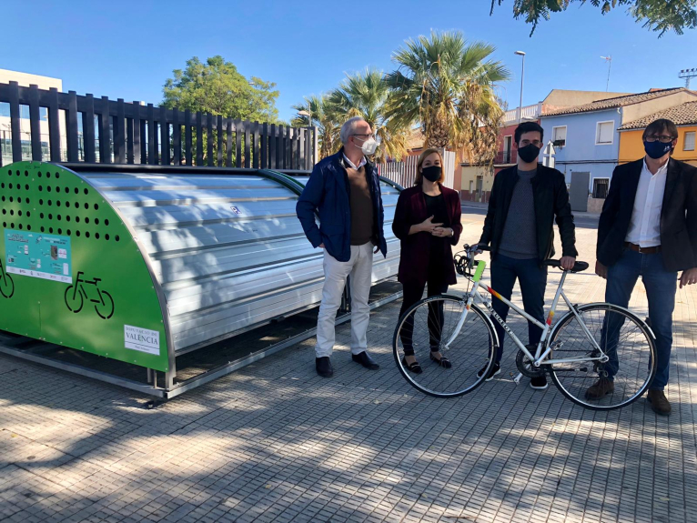 Carcaixent instal·la aparcabicis segurs 