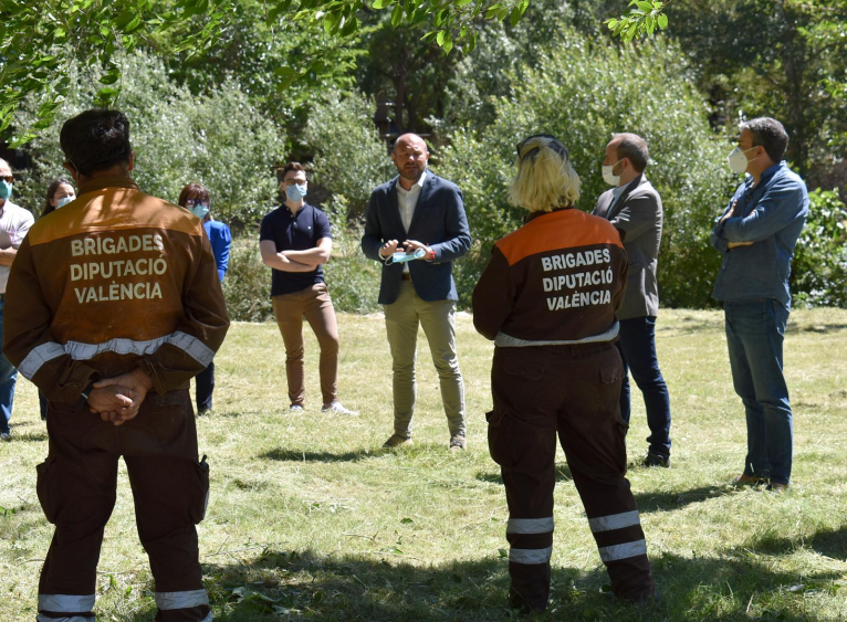 El presidente de la Diputació muestra su apoyo a las brigadas forestales de Divalterra