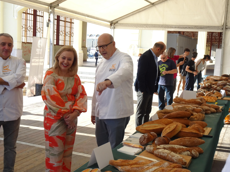Natàlia Enguix defensa el consum de pa valencià en la primera Fira del pa artesà del Gremi de Forners