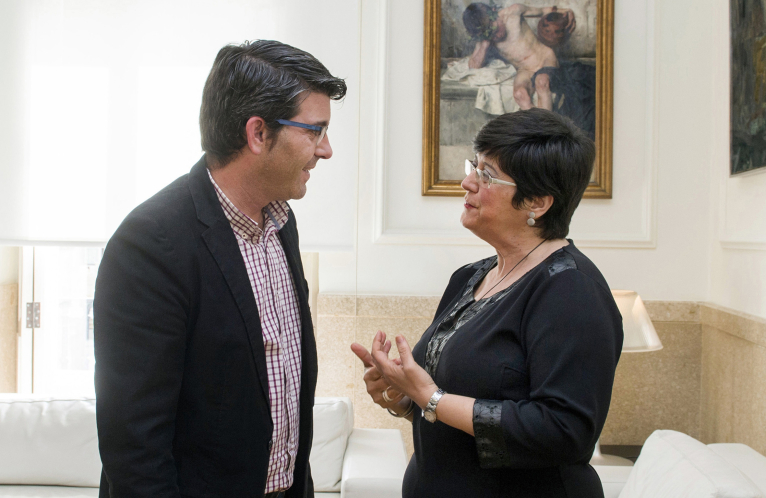 Jorge Rodríguez felicita a Inmaculada Cerdà por el nombramiento como académica de la AVL