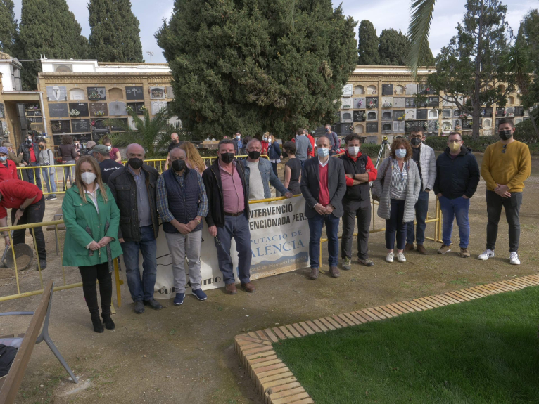 Comencen les excavacions a l'esplanada del cementeri de Paterna per a recuperar les restes de víctimes de la Guerra Civil dels dos bàndols 