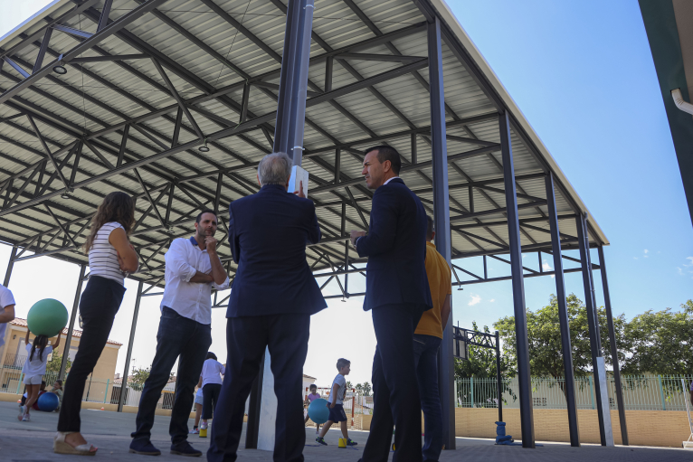 Tous instal·la la coberta al pati del col·legi Santa Bàrbara amb ajuda de la Diputació de València