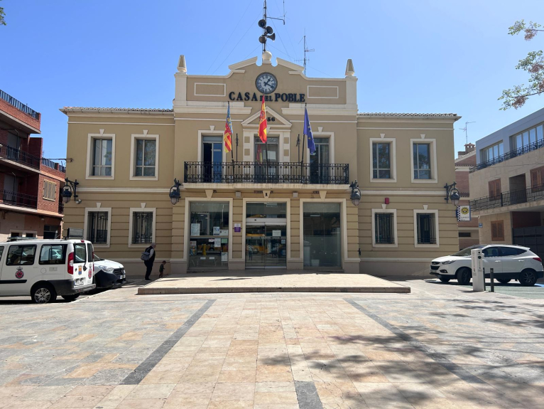 La Pobla de Farnals renovarà la xarxa de canonades d'aigua potable i cobrirà la pista de básket amb ajuda de Diputació