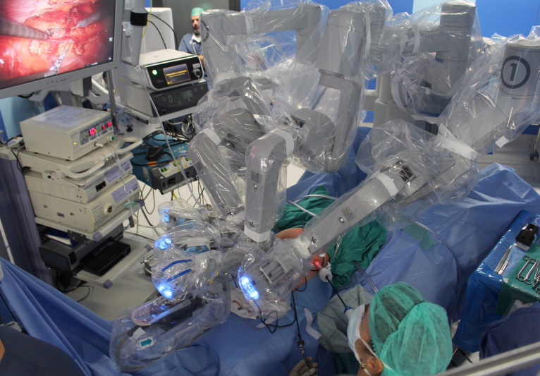 L'Hospital General de València aposta per la cirurgia robòtica amb un equip pioner en la xarxa pública de la Comunitat