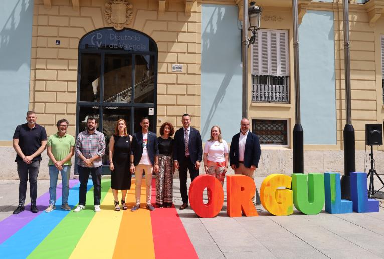 La Diputació de València mostra el seu Orgull amb la lectura d'un manifest que reivindica una societat diversa