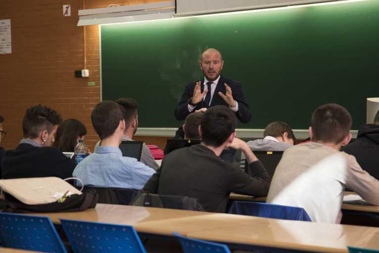 Toni Gaspar comparte aula con los estudiantes de Derecho