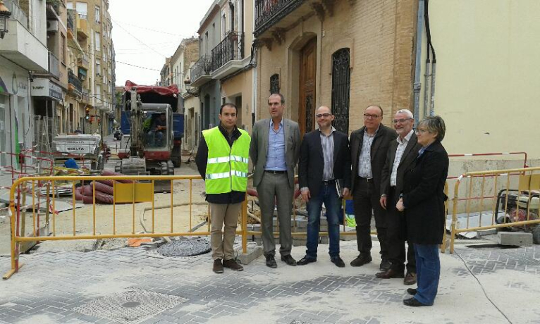 Alboraya reurbaniza sus calles y cambia el suelo del polideportivo con la ayuda de la Diputación  