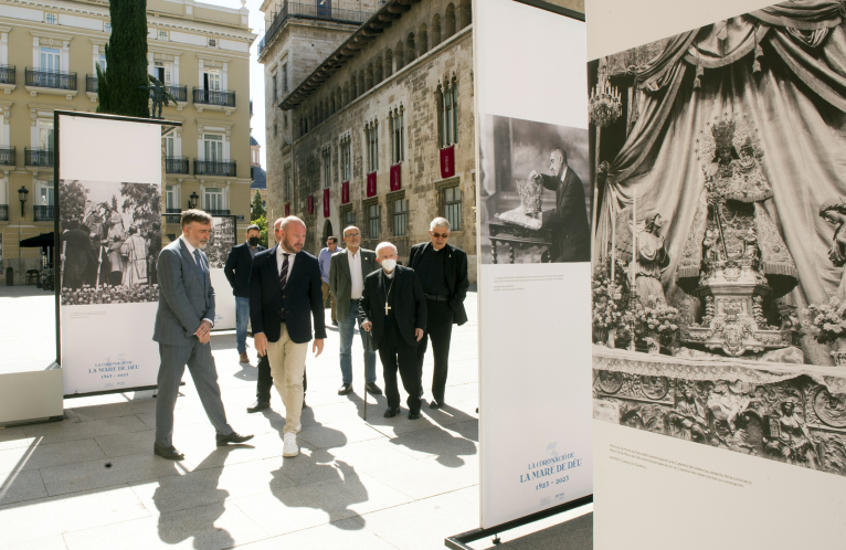 La Diputació conmemora el centenario de la Coronación de la Virgen con una exposición en la plaza de Manises
