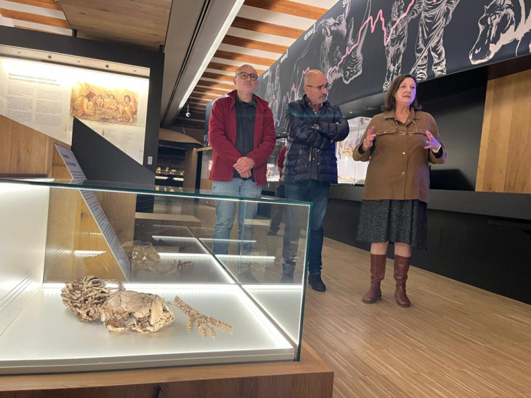 El Museu de Prehistòria presenta el esqueleto de Neandertal de la Cova Foradada