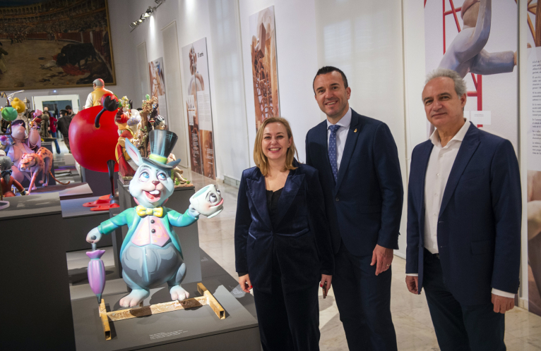 La Diputació de València recorre la historia de la artesanía fallera a través de una muestra con ninots de 14 comarcas