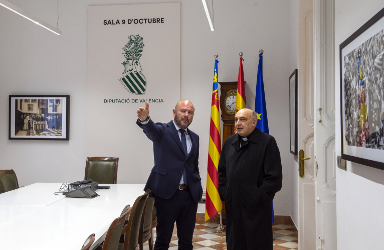 El presidente de la Diputació, Toni Gaspar, recibe al nuevo arzobispo de Valencia, Enrique Benavent 