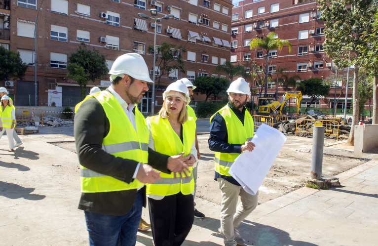 Enguix pone la rehabilitación de la plaza Vicente Barberá de Manises como ejemplo de urbanismo con perspectiva de género