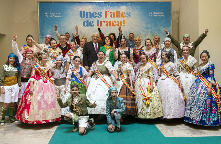 La Diputació de València completa la seua Recepció fallera reunint en la plaça Manises a les comissions de la província