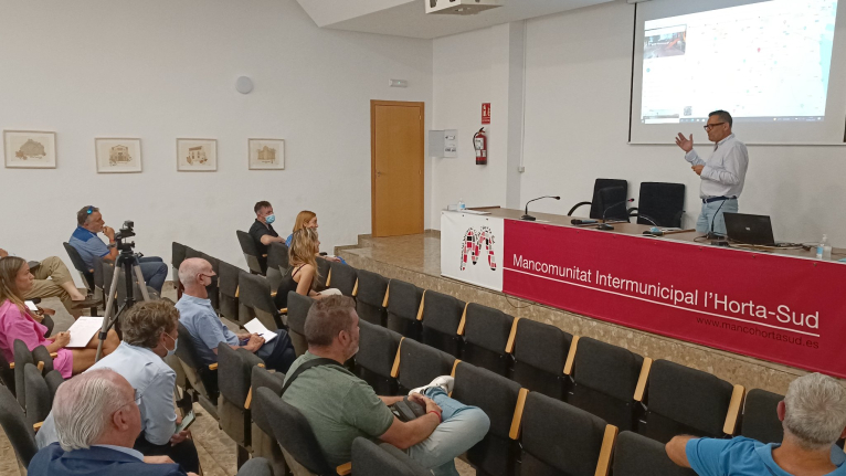 Dolors Gimeno participa en la reunió de la Mancomunitat de l'Horta Sud en oposició a l'ampliació de la pista de Silla
