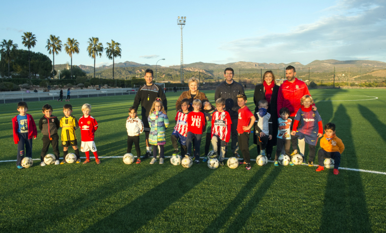 Marines estrena campo de fútbol en el 35 aniversario de su polideportivo