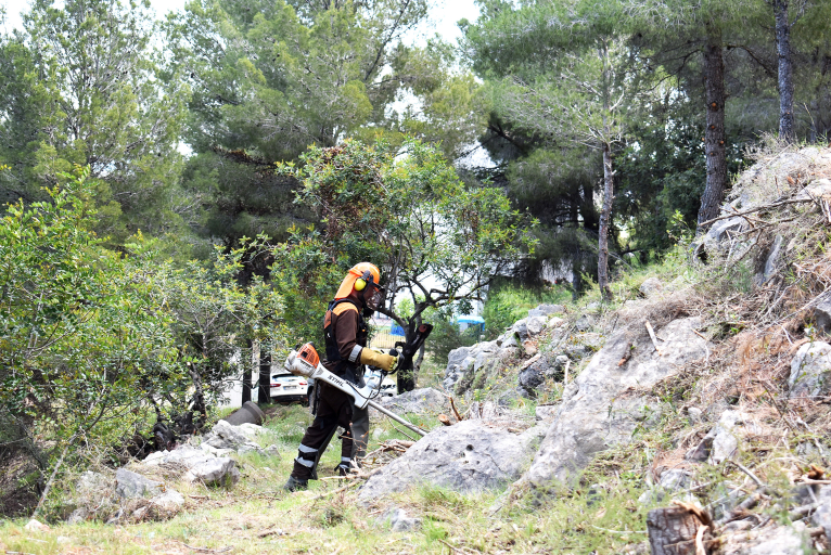 Les brigades de la Diputació protegeixen de possibles incendis el nucli urbà d'Ador 