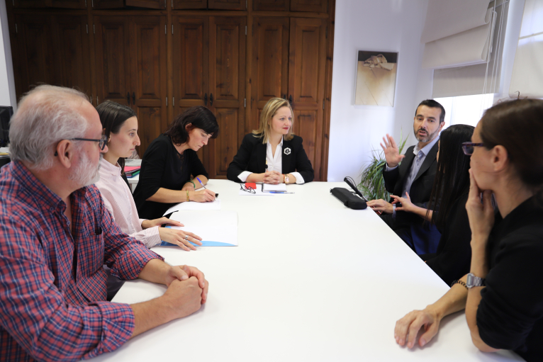 La diputada de Bienestar Social, Pilar Sarrión, recibe a los responsables de la Asociación valenciana de Sordociegos 