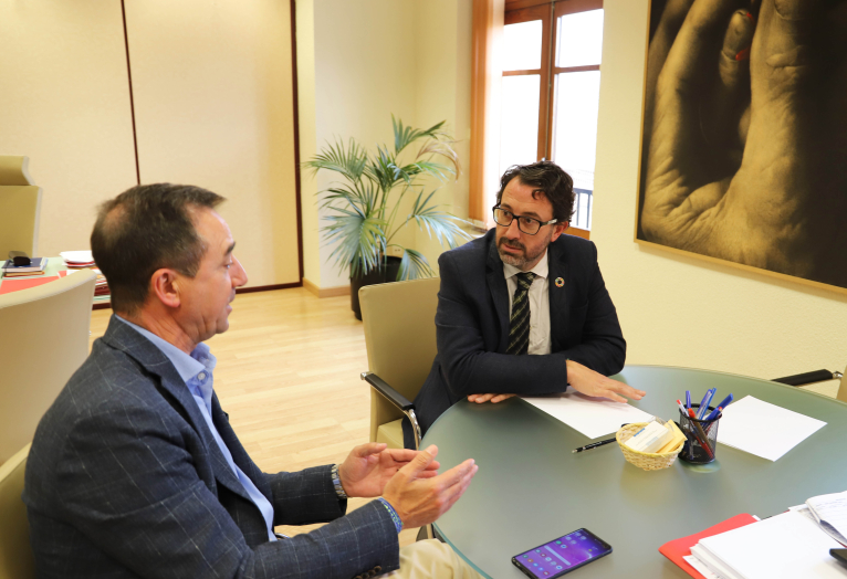 El diputat d'Hisenda repassa amb l'alcalde de Riba-roja les necessitats del municipi