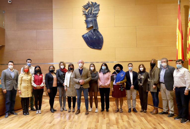 La Diputació de València recibe a la delegación boliviana de ‘Ser dona al Sud’