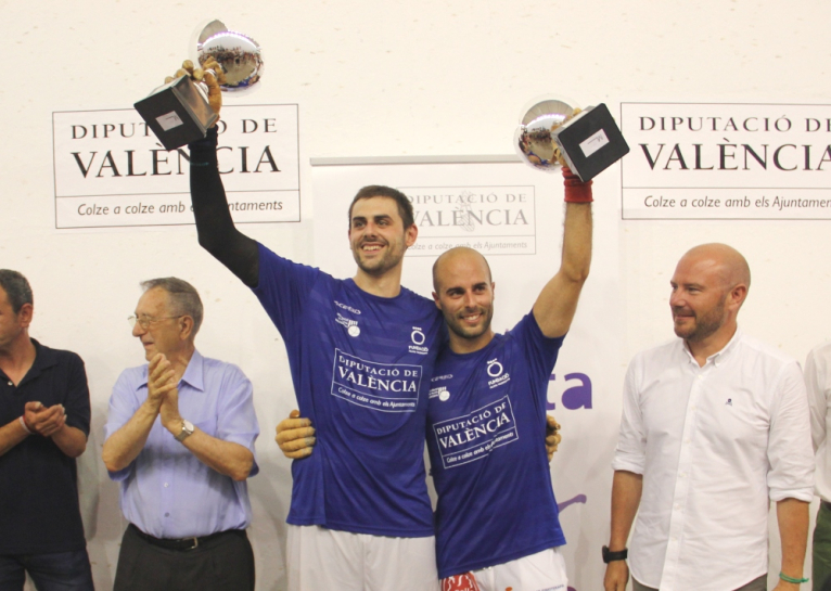 Mario i Brisca s’alcen amb la Copa de Raspall Diputació de València