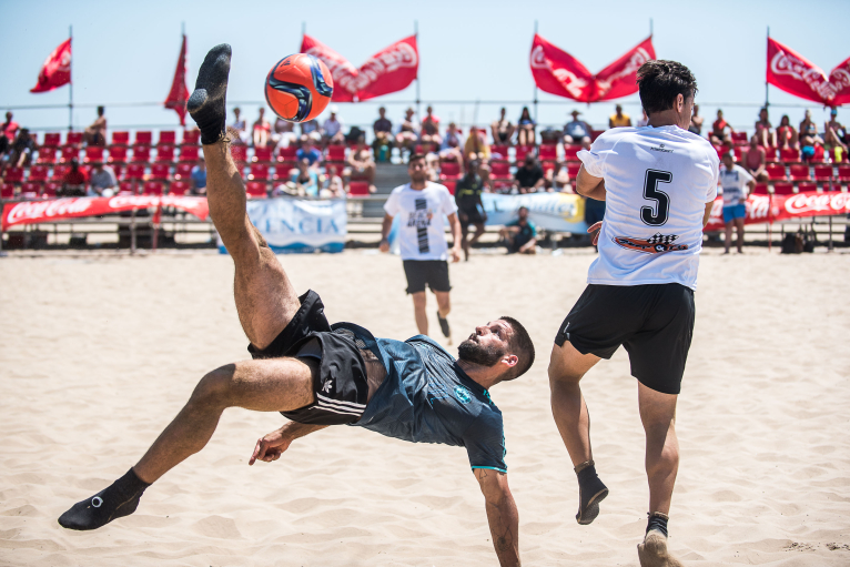Arranca el XXV Trofeu Ciutat de València de Futbol Platja amb un equip integrat per migrants del Aquarius