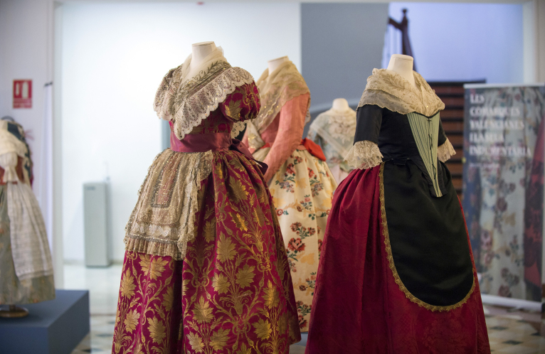 La Diputació prorroga la exposición sobre indumentaria valenciana hasta el 30 de abril  