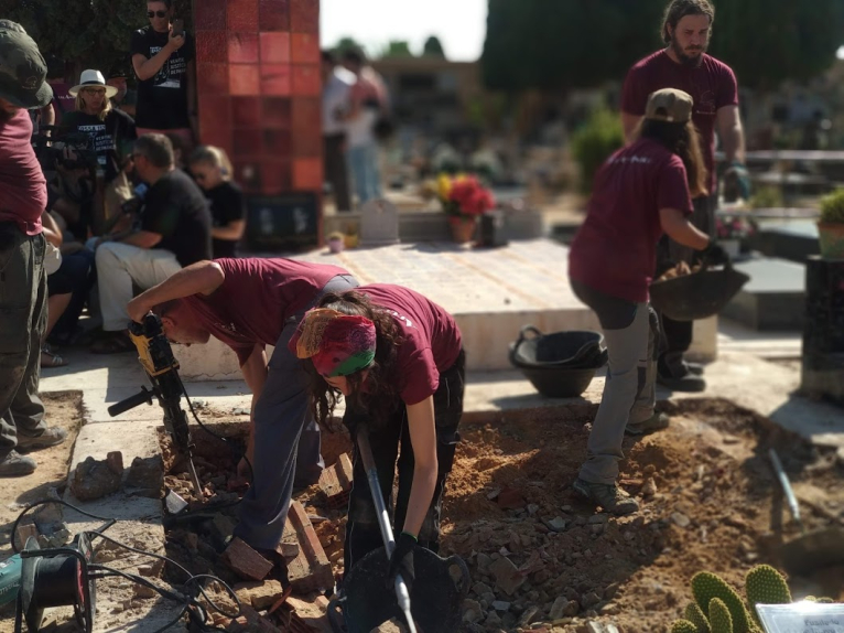 Los arqueólogos hallan los primeros restos en la fosa 115 de Paterna