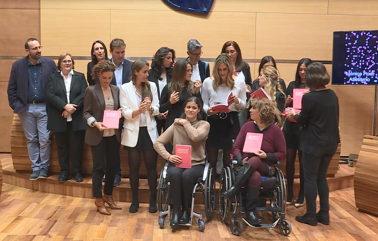 La Diputació difunde en escuelas, clubes y ayuntamientos un libro con la historia de 24 deportistas valencianas