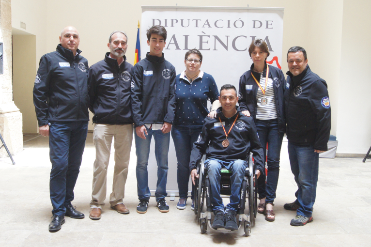 Los medallistas del club de esquí adaptado Sierra de Gúdar comparten sus éxitos con la Diputació 