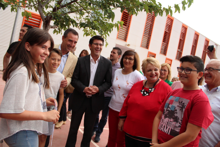  El colegio Camp de Túria de Riba-roja cubre su pista deportiva con ayuda de la Diputació 