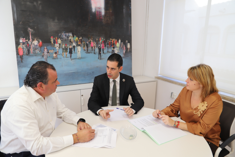 El vicepresident i diputat de Cooperació Municipal Carlos Fernández Bielsa rep als alcaldes de El Palomar, Torrella i Cerdà