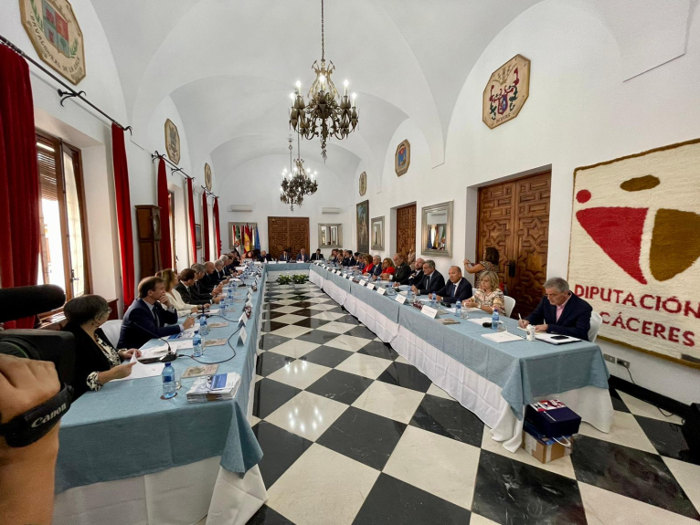 El presidente Gaspar participa en la Comisión de Diputaciones de la FEMP celebrada en Cáceres