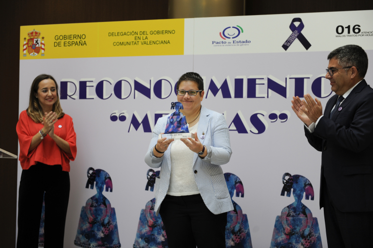La diputada Isabel García recibe el premio Meninas por su lucha contra la violencia machista