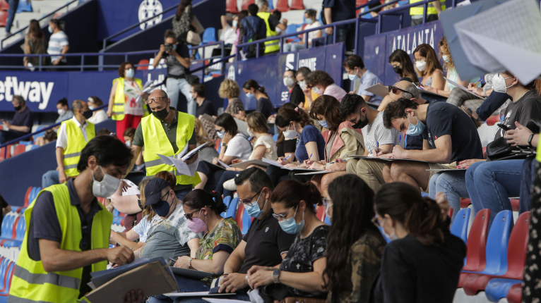 Cerca de 3.000 personas toman las gradas del estadio del Levante UD en la oposición de administrativos de la Diputación