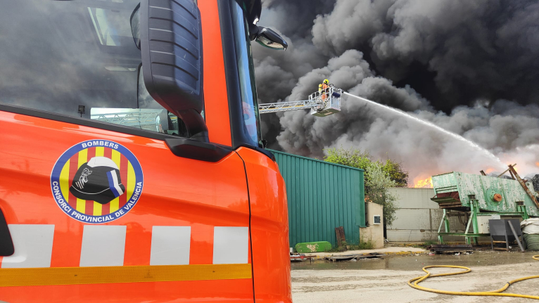 El Consorci de Bombers de la Diputació dona per extingit l'incendi de la planta de reciclatge de San Antonio de Requena