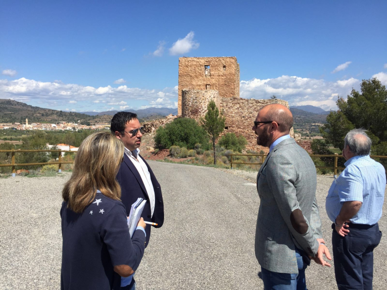 Gilet reforma su campo de fútbol y Torres Torres mejora el entorno del Castillo con ayuda de la Diputación