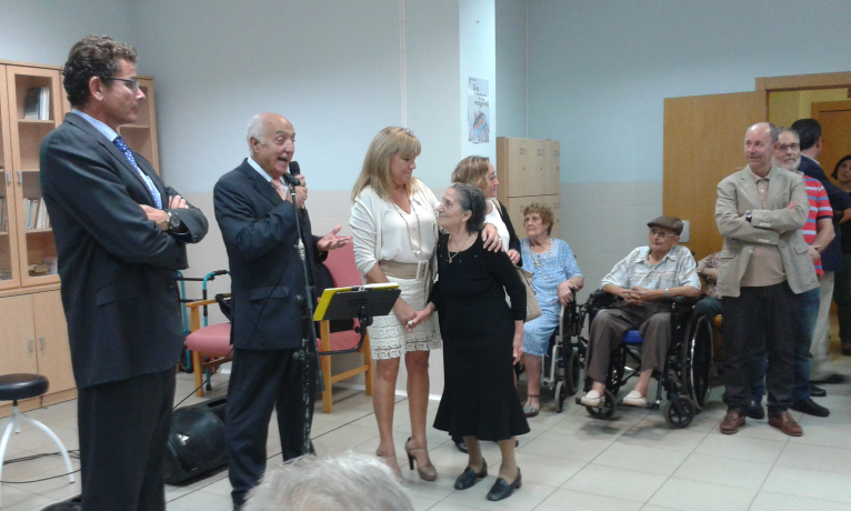 Amparo Mora celebra con los mayores de Massanassa el Día de las personas Mayores