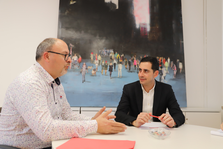 L'alcalde d'Higueruelas, Melanio Esteban, es reunix amb el vicepresident Fernández Bielsa