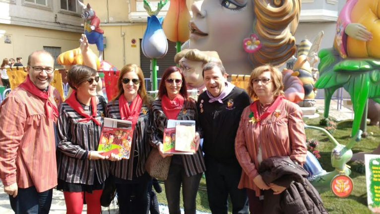 Maria Josep Amigó visita les falles d’Alzira