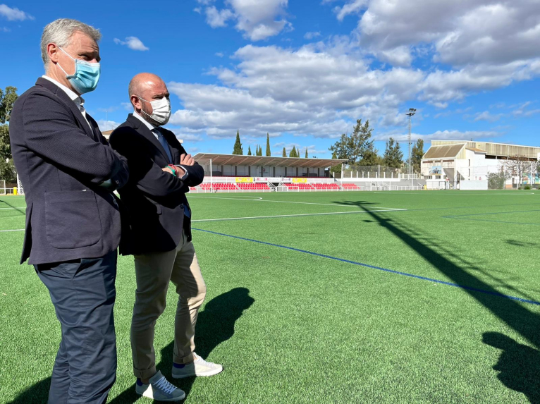 L’Eliana mejora la accesibilidad de Les Casetes y renueva el campo de fútbol con ayuda de la Diputación
