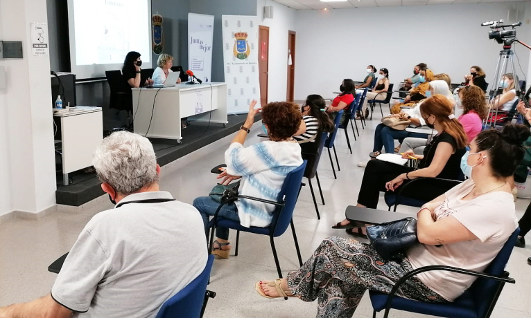 La Diputació y Fevecta impulsarán cooperativas lideradas por mujeres en el sector de los cuidados