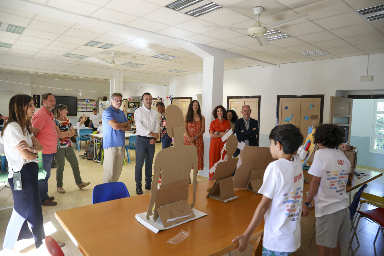 El presidente Vicent Mompó visita a los alumnos del IVAF en el último día de curso 