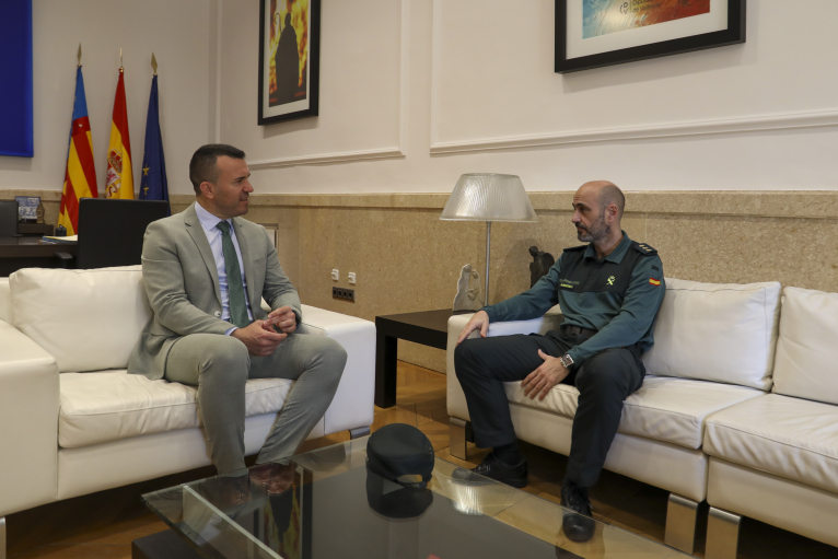 Vicent Mompó rep al nou cap de la Comandància de la Guàrdia Civil de València, Juan Martínez Ros