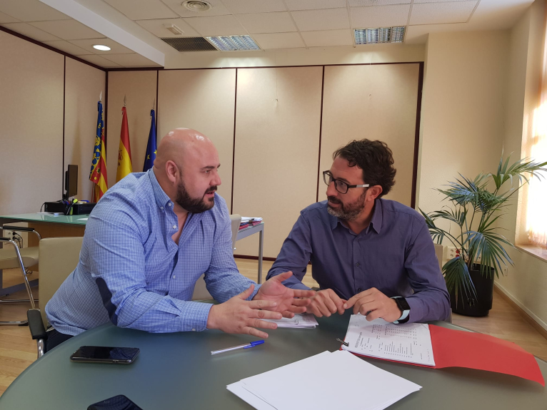 El diputat d'Hisenda i Innovació, Vicent Mascarell, rep als alcaldes de Gilet, Benissuera i La Granja de la Costera
