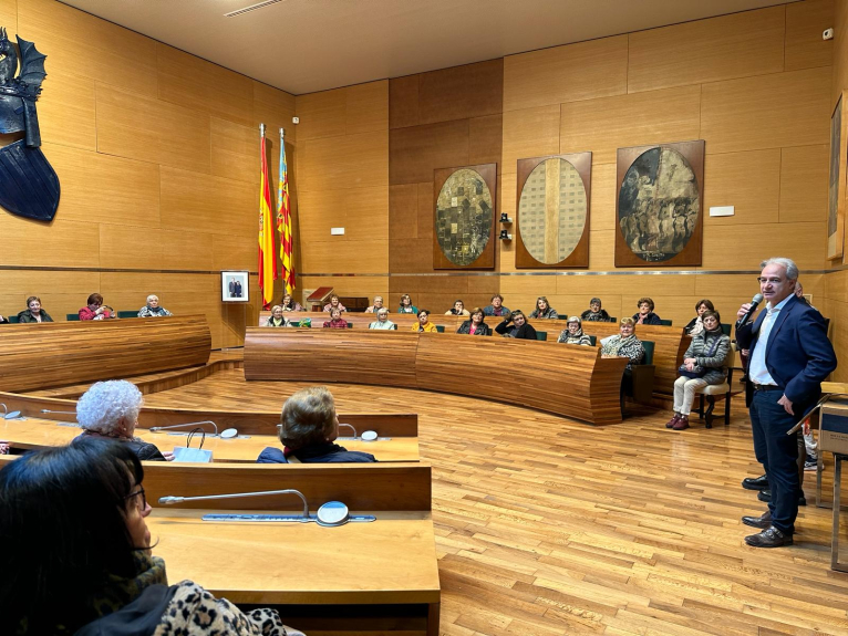 Las Asociaciones de Amas de Casa de Utiel visitan la Diputació de València