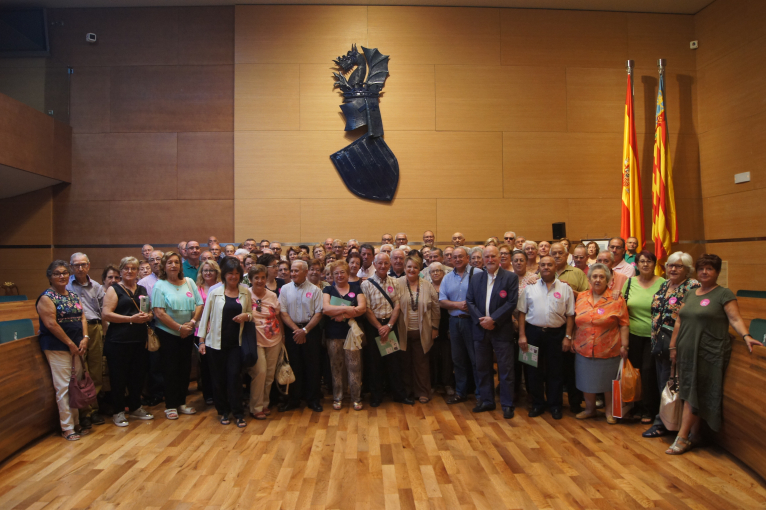 Un centenar de veïns d’Alfara del Patriarca i Aras de los Olmos visiten la Diputació de València 